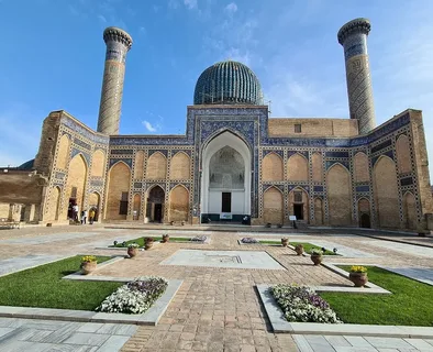 Bibi-Khanym Mosque — a huge architectural monument built during the reign of Amir Timur.